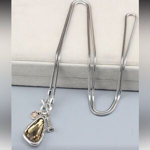 NWT Geometric Pendant necklace